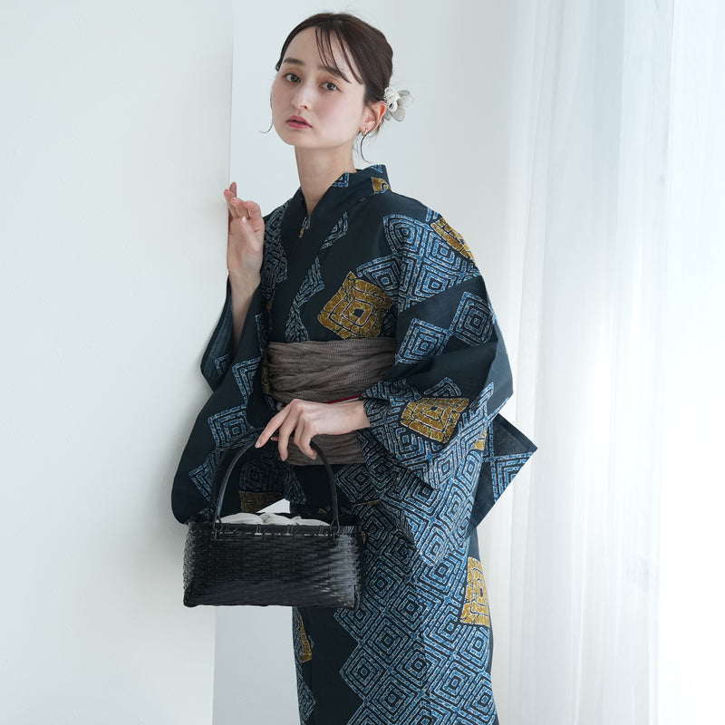 【utatane 高級変わり織 浴衣3点セット ( ゆかた・帯・下駄 ) ローケツ染め風 鉄紺の片寄せ】 フリーサイズ （5010286711）