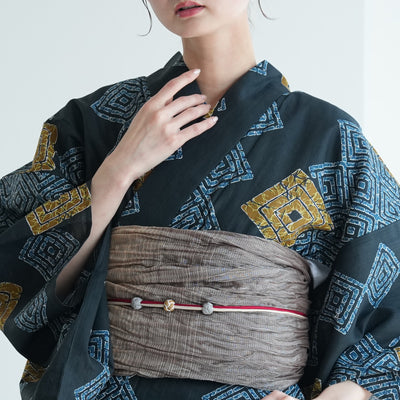 【utatane 高級変わり織 浴衣3点セット ( ゆかた・帯・下駄 ) ローケツ染め風 鉄紺の片寄せ】 フリーサイズ （5010286711）