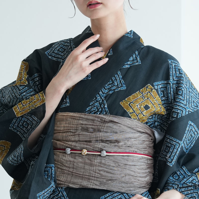 【utatane 高級変わり織 浴衣3点セット ( ゆかた・帯・下駄 ) ローケツ染め風 鉄紺の片寄せ】 フリーサイズ （5010286711）