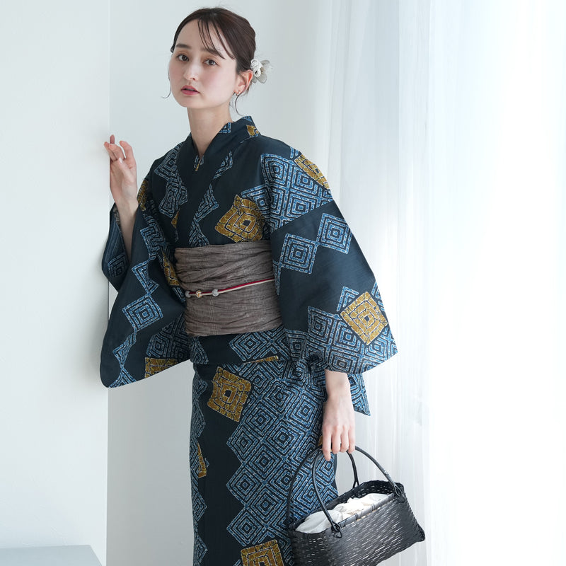 【utatane 高級変わり織 浴衣3点セット ( ゆかた・帯・下駄 ) ローケツ染め風 鉄紺の片寄せ】 フリーサイズ （5010286711）