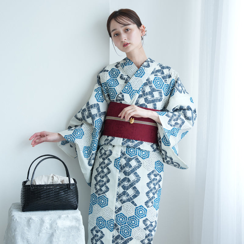 【utatane 高級変わり織 浴衣3点セット ( ゆかた・帯・下駄 )  ローケツ染め風 きなりに亀甲繋ぎ】 フリーサイズ （5010287211）