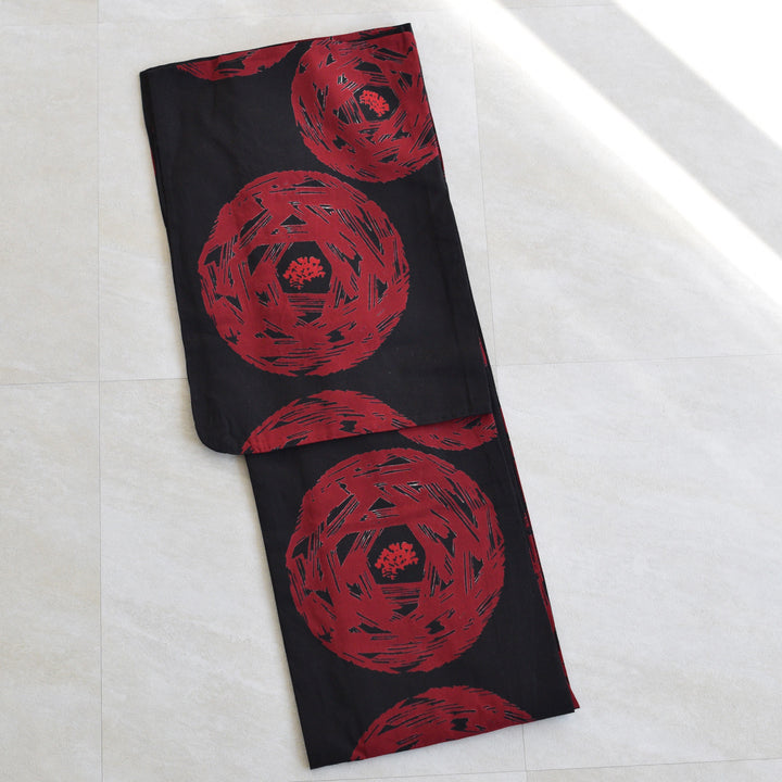 utatane×注染工房 浴衣3点セット（浴衣・帯・下駄） 黒に紅赤 緋輪