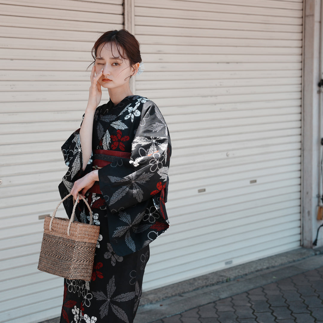 utatane 高級変わり織 浴衣3点セット（浴衣・帯・下駄）黒地に赤の片