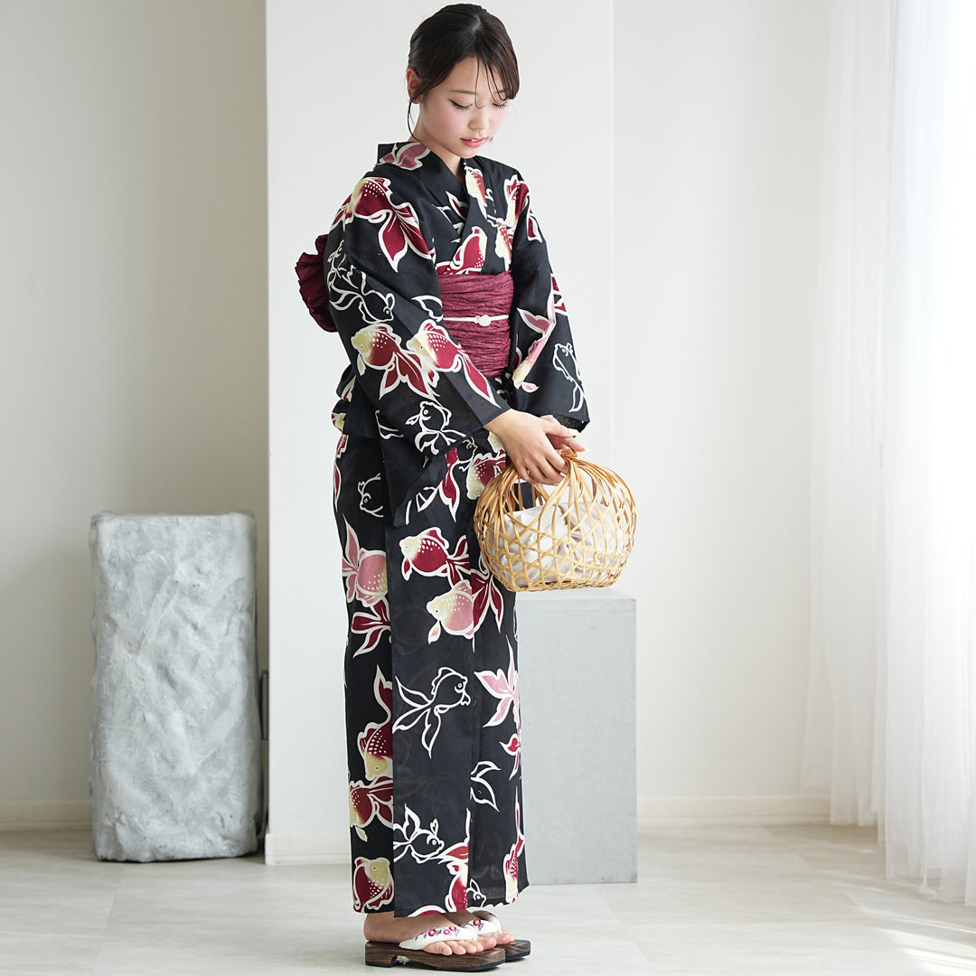 utatane 高級変わり織 浴衣3点セット（浴衣・帯・下駄）黒地に紅色の