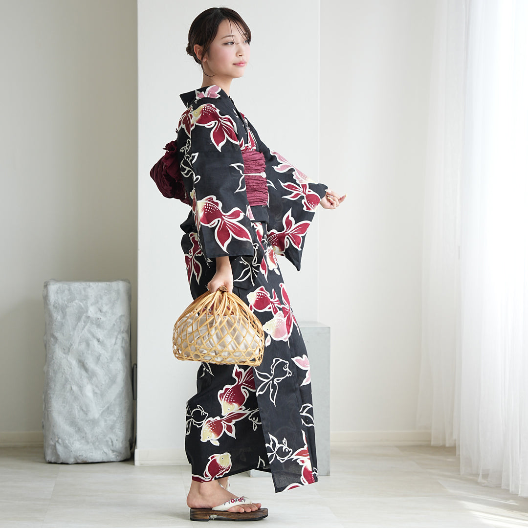 utatane 高級変わり織 浴衣3点セット（浴衣・帯・下駄）黒地に紅色の