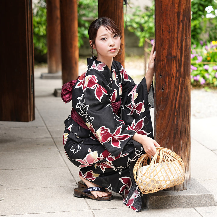 utatane 高級変わり織 浴衣3点セット（浴衣・帯・下駄）黒地に紅色の