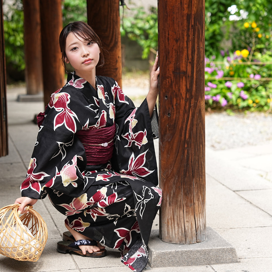 utatane 高級変わり織 浴衣3点セット（浴衣・帯・下駄）黒地に紅色の