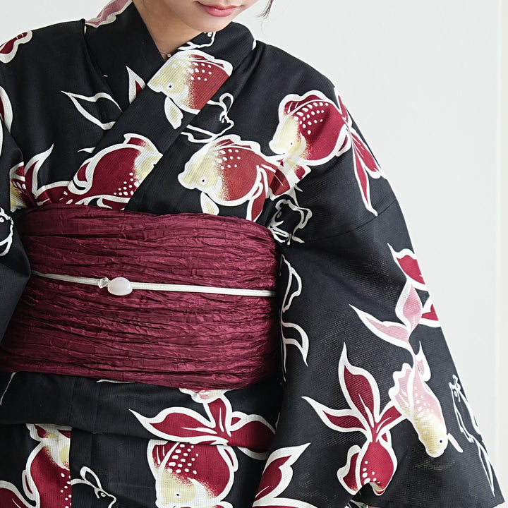 画像の帯+お任せ下駄つき◆◆高級変わり織り浴衣◆優美な紅金魚柄★赤紅色 utatane 高級変わり織 浴衣3点セット（浴衣・帯・下駄）黒地に紅色の