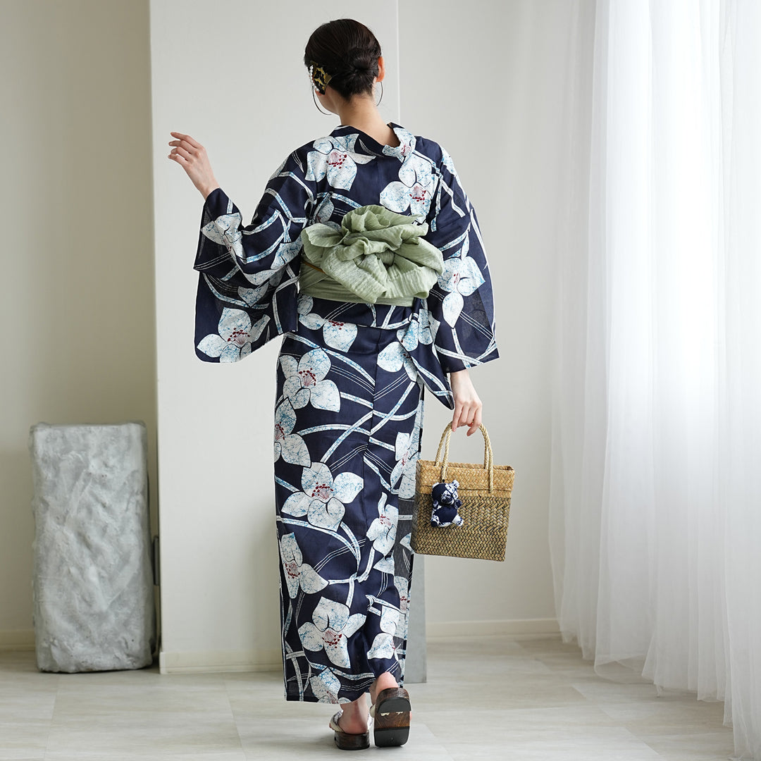 古今 高級ブランド浴衣 帯 帯締め 下駄4点セット Sサイズ utatane 高級変わり織 浴衣3点セット（浴衣・帯・下駄）紺地にろうけつ