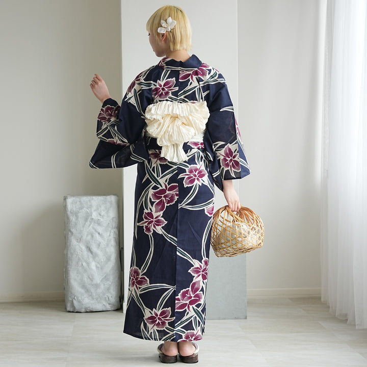 【美品】完売品！utatane 花柄浴衣・帯セット Sサイズ utatane 高級変わり織 浴衣3点セット（浴衣・帯・下駄）紺地に伸びやか