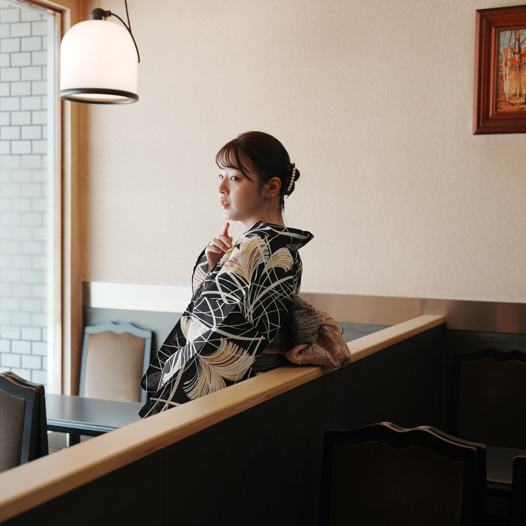 黒地を基調とした　シックな色合いが美しい　大人の浴衣 utatane 高級変わり織 浴衣3点セット（浴衣・帯・下駄）黒地に琥珀色の