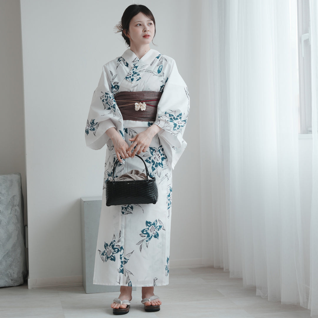 お任せ下駄つき◆高級変わり織◆古典白貉菊の雪代浴衣◆人気の古典柄◆ 高級変わり織 浴衣3点セット（浴衣・帯・下駄）白地にインクブルーの