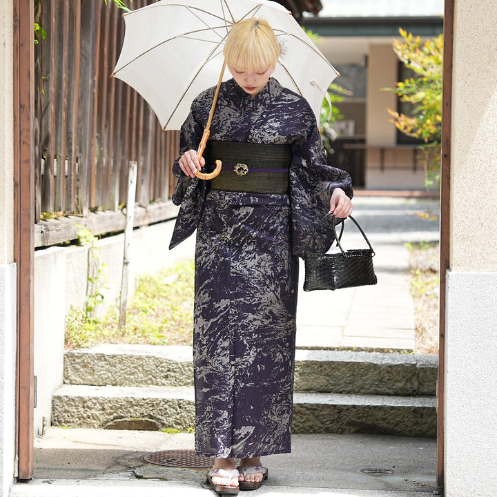 高級【新品未使用】しじら織 黒 浴衣（呉服店デッドストック品 ニコアンティーク 浴衣3点セット（浴衣・帯・下駄）紫煙に銀砂の墨流し