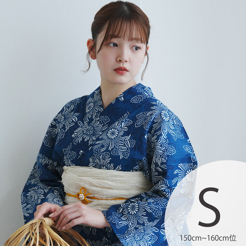 【utatane 高級変わり織 浴衣3点セット ( ゆかた・帯・下駄 ) 青藍に重なる古典菊】 Sサイズ （150-160cm）国産生地 国内染色　昭和初期アンティーク復刻版（5011278811）