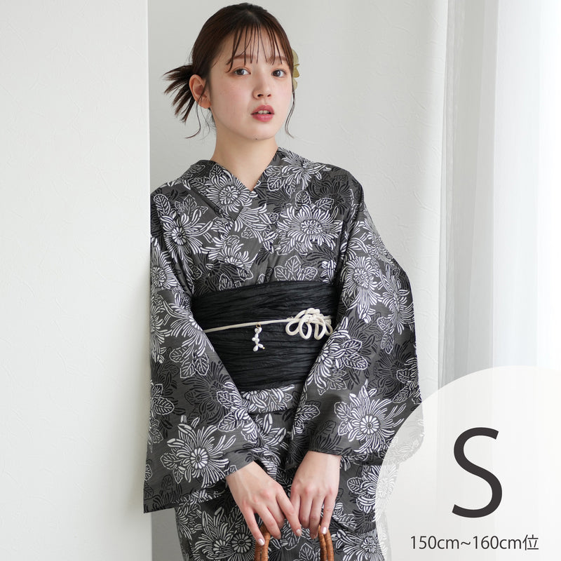 【utatane 高級変わり織 浴衣3点セット ( ゆかた・帯・下駄 ) グレーに重なる古典菊】Sサイズ（150-160cm） 国産生地 国内染色　昭和初期アンティーク復刻版（5011279211）