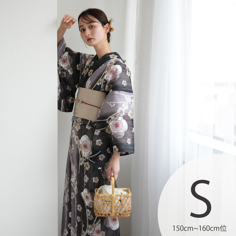 【utatane 高級変わり織 浴衣3点セット ( ゆかた・帯・下駄 ) かすれ黒ぼかしの梅】 Sサイズ（150-160cm） 国産生地 国内染色　昭和初期アンティーク復刻版（5011279611）