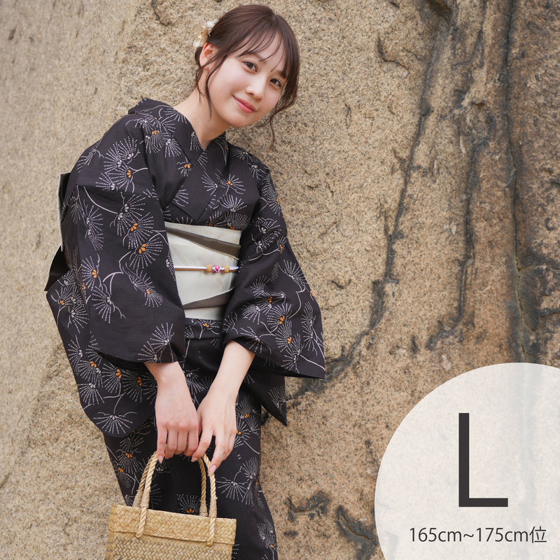 【utatane 高級変わり織 浴衣3点セット ( ゆかた・帯・下駄 )  黒地にシックな松花火】 Lサイズ（165-175cm） 国産生地 国内染色　昭和初期アンティーク復刻版（5012276811）