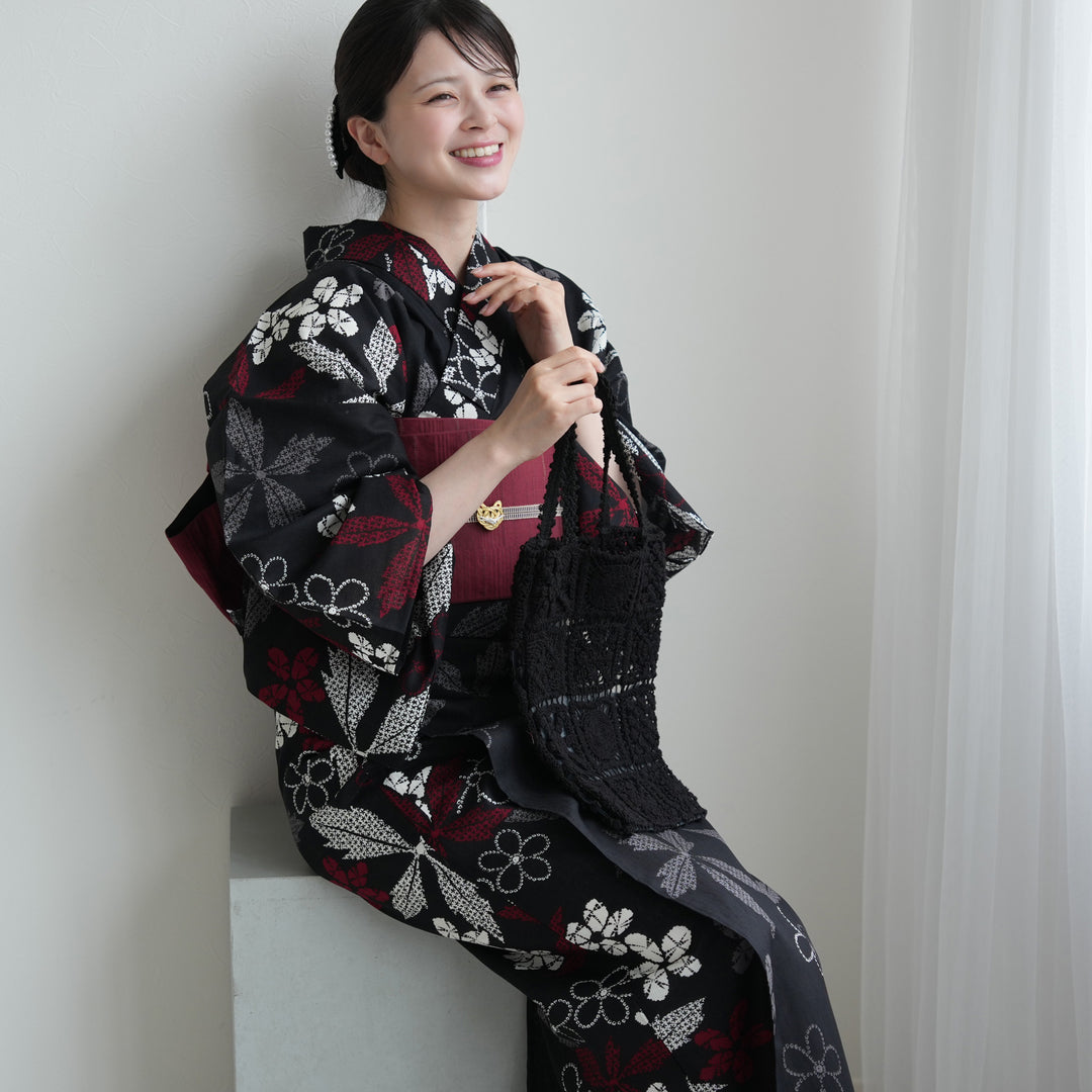 未着用　付け下げ　鉄線花　テッセン　金彩　市松　黒地　着物　092a d セパレート 二部式浴衣3点セット ( ゆかた上下・帯・下駄 )黒地に赤の