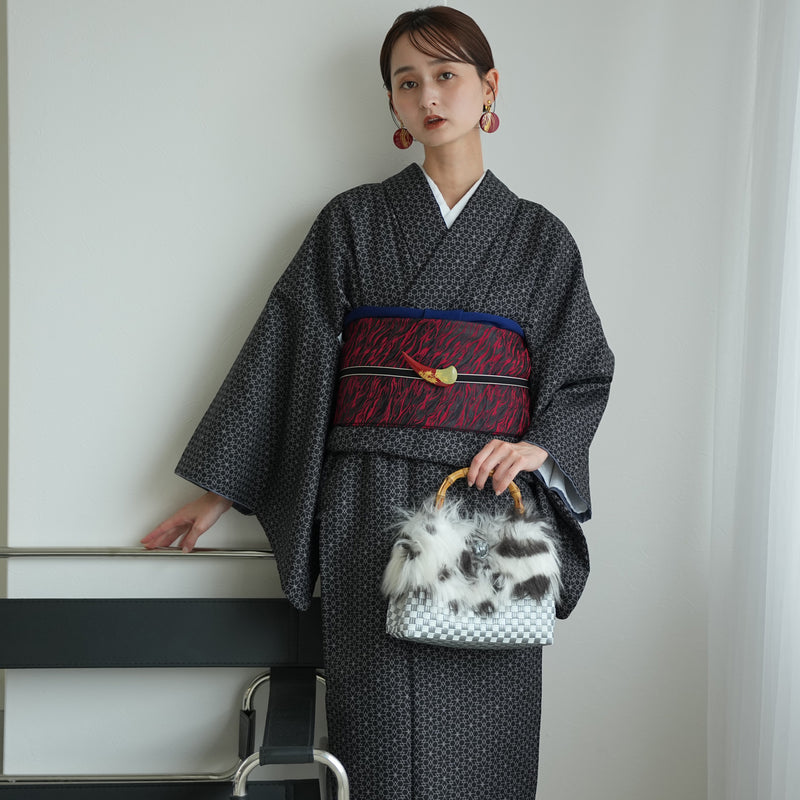 【袷着物　黒の六角形幾何学】きもの単品 カジュアル着物 M・Lサイズ ポリエステル着物 小紋 仕立て上がり（5144608201）