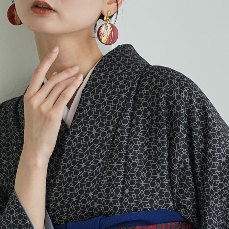 【袷着物　黒の六角形幾何学】きもの単品 カジュアル着物 M・Lサイズ ポリエステル着物 小紋 仕立て上がり（5144608201）