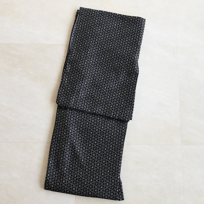 【袷着物　黒の六角形幾何学】きもの単品 カジュアル着物 M・Lサイズ ポリエステル着物 小紋 仕立て上がり（5144608201）