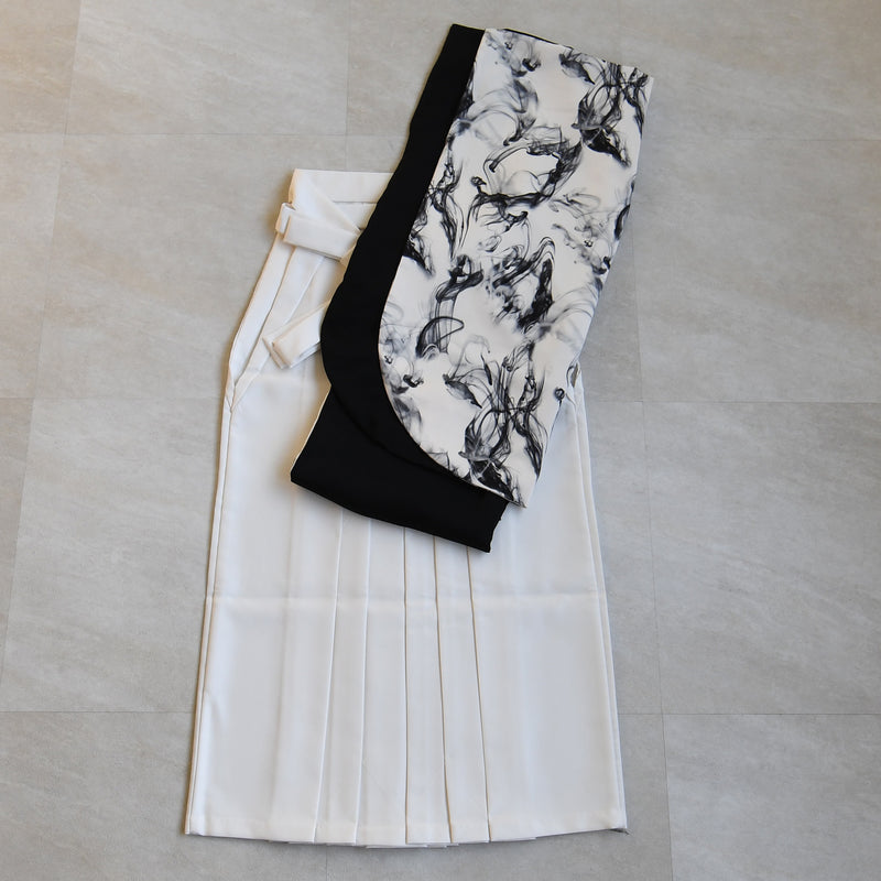袴 2点セット 販売品 2尺袖着物  袴91cm（身長153-158cm）半身 白地に黒煙×ブラック アシンメトリー 重ね衿縫い付済  卒業式にも（5178727611）