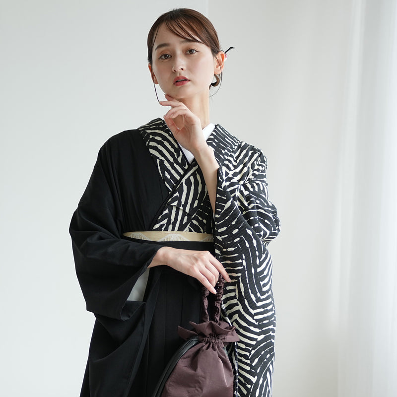 袴 2点セット 販売品 2尺袖着物 袴91cm・95cm（身長153-163cm）半身 ジオメトリック×ブラック 重ね衿縫い付済  卒業式にも（5178727701）