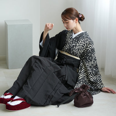袴 2点セット 販売品 2尺袖着物 袴91cm・95cm（身長153-163cm）半身 ジオメトリック×ブラック 重ね衿縫い付済  卒業式にも（5178727701）