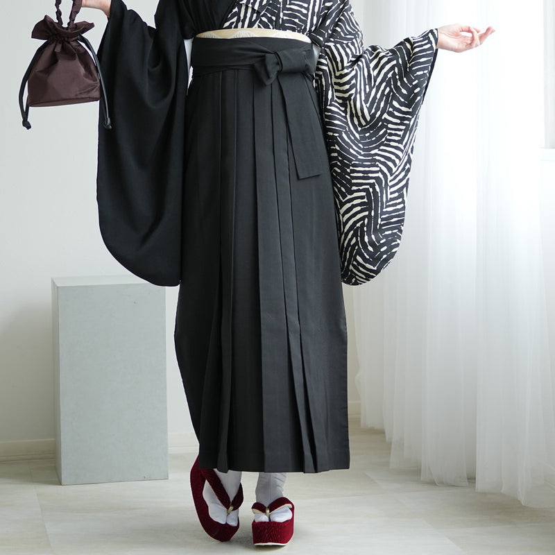 袴 2点セット 販売品 2尺袖着物 袴91cm・95cm（身長153-163cm）半身 ジオメトリック×ブラック 重ね衿縫い付済  卒業式にも（5178727701）