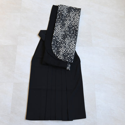 袴 2点セット 販売品 2尺袖着物 袴91cm・95cm（身長153-163cm）半身 ジオメトリック×ブラック 重ね衿縫い付済  卒業式にも（5178727701）