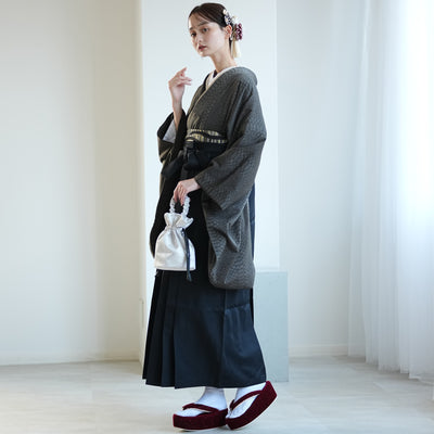 袴 2点セット 販売品 2尺袖着物  半身 月霞パイソン 黒曜色 チャコールグレー アシンメトリー グリッター ラメ 蛇柄 重ね衿縫い付済  卒業式にも（5178728301）