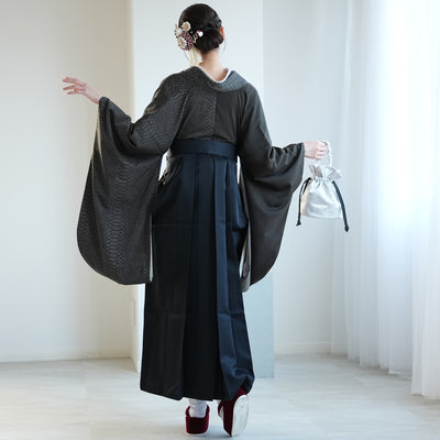 袴 2点セット 販売品 2尺袖着物  半身 月霞パイソン 黒曜色 チャコールグレー アシンメトリー グリッター ラメ 蛇柄 重ね衿縫い付済  卒業式にも（5178728301）