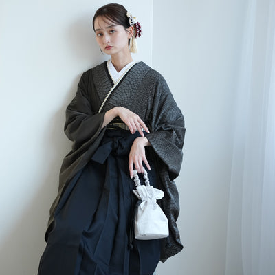 袴 2点セット 販売品 2尺袖着物  半身 月霞パイソン 黒曜色 チャコールグレー アシンメトリー グリッター ラメ 蛇柄 重ね衿縫い付済  卒業式にも（5178728301）