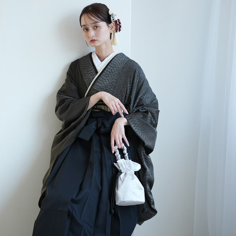 袴 2点セット 販売品 2尺袖着物  半身 月霞パイソン 黒曜色 チャコールグレー アシンメトリー グリッター ラメ 蛇柄 重ね衿縫い付済  卒業式にも（5178728301）
