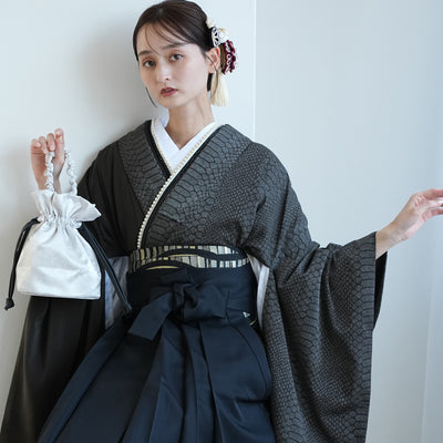 袴 2点セット 販売品 2尺袖着物  半身 月霞パイソン 黒曜色 チャコールグレー アシンメトリー グリッター ラメ 蛇柄 重ね衿縫い付済  卒業式にも（5178728301）