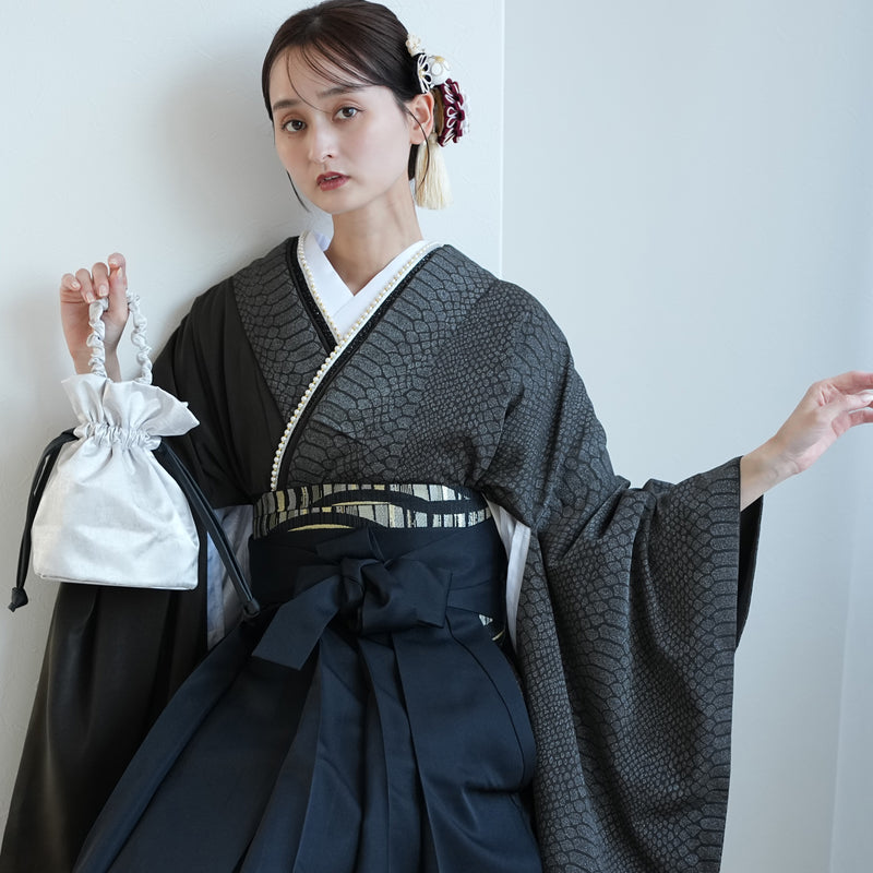 袴 2点セット 販売品 2尺袖着物  半身 月霞パイソン 黒曜色 チャコールグレー アシンメトリー グリッター ラメ 蛇柄 重ね衿縫い付済  卒業式にも（5178728301）