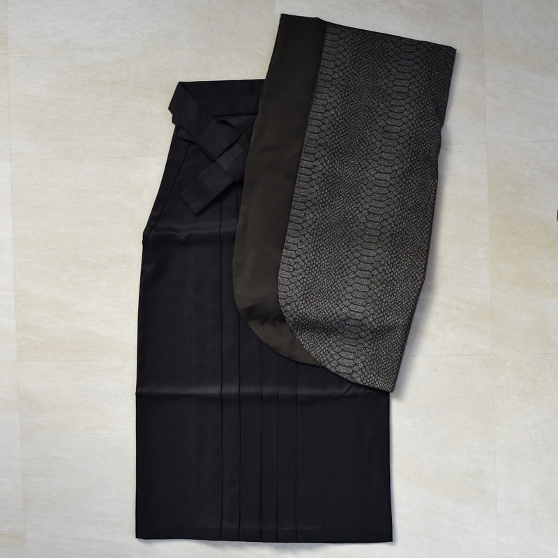 袴 2点セット 販売品 2尺袖着物  半身 月霞パイソン 黒曜色 チャコールグレー アシンメトリー グリッター ラメ 蛇柄 重ね衿縫い付済  卒業式にも（5178728301）