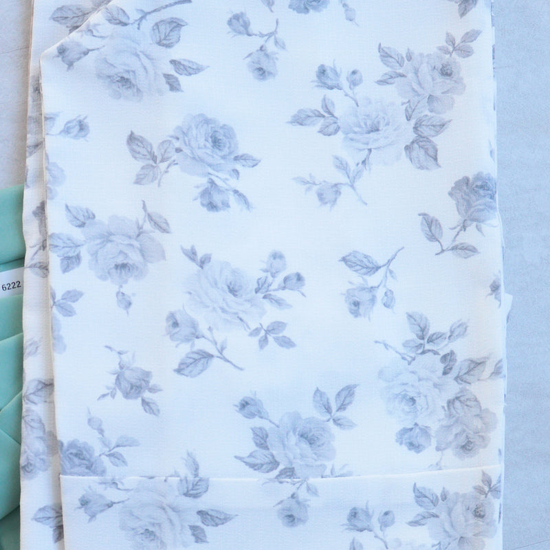 【リサイクル着物】 2尺袖着物 袴 2点セット 販売品 中古 USED  グレー バラ 小花  袴91cm（身長153-158cm）卒業式 大学生 （5182684111）【中古販売】