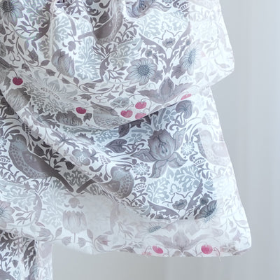 【薄羽織  Fabric by BEST OF MORRIS ベスト・オブ・モリスStrawberry Thief(いちご泥棒)オパール加工 フォッグ】長羽織  国産生地 フリーサイズ  透け感 グレー ニコアンティーク（5223613300）