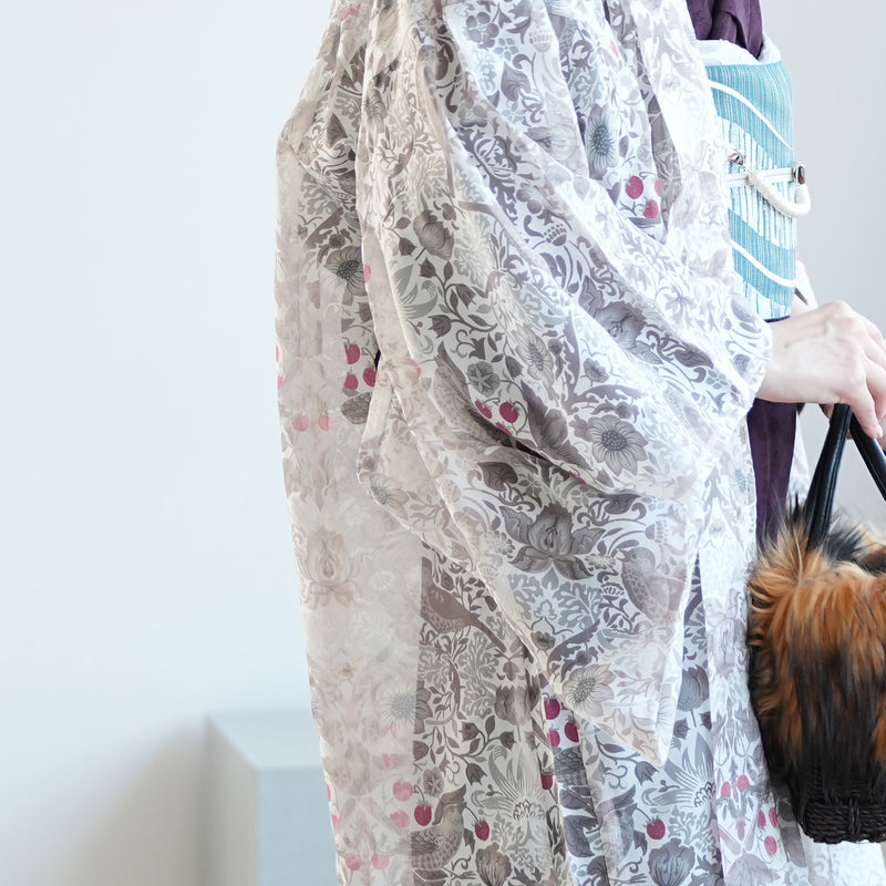 【薄羽織  Fabric by BEST OF MORRIS ベスト・オブ・モリスStrawberry Thief(いちご泥棒)オパール加工 フォッグ】長羽織  国産生地 フリーサイズ  透け感 グレー ニコアンティーク（5223613300）