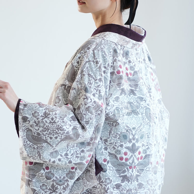 【薄羽織  Fabric by BEST OF MORRIS ベスト・オブ・モリスStrawberry Thief(いちご泥棒)オパール加工 フォッグ】長羽織  国産生地 フリーサイズ  透け感 グレー ニコアンティーク（5223613300）