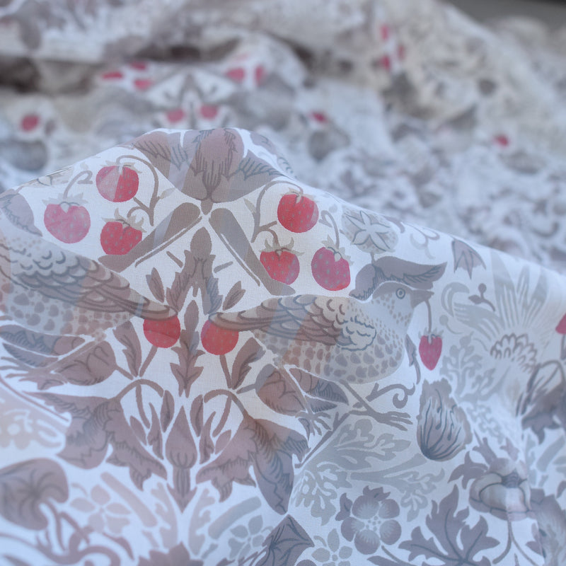 【薄羽織  Fabric by BEST OF MORRIS ベスト・オブ・モリスStrawberry Thief(いちご泥棒)オパール加工 フォッグ】長羽織  国産生地 フリーサイズ  透け感 グレー ニコアンティーク（5223613300）