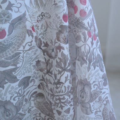 【薄羽織  Fabric by BEST OF MORRIS ベスト・オブ・モリスStrawberry Thief(いちご泥棒)オパール加工 フォッグ】長羽織  国産生地 フリーサイズ  透け感 グレー ニコアンティーク（5223613300）