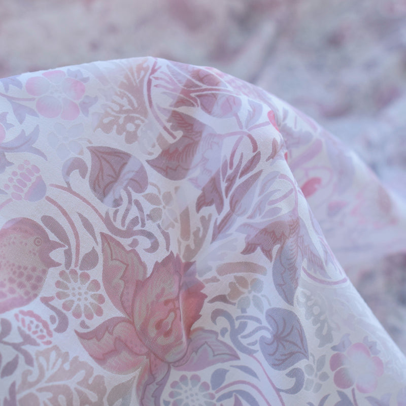 【薄羽織  ウィリアムモリス Strawberry Thief(イチゴ泥棒) ローザ　オパール加工】長羽織  国産生地 フリーサイズ  透け感 ピンク ベビーピンク ニコアンティーク（5223613400）