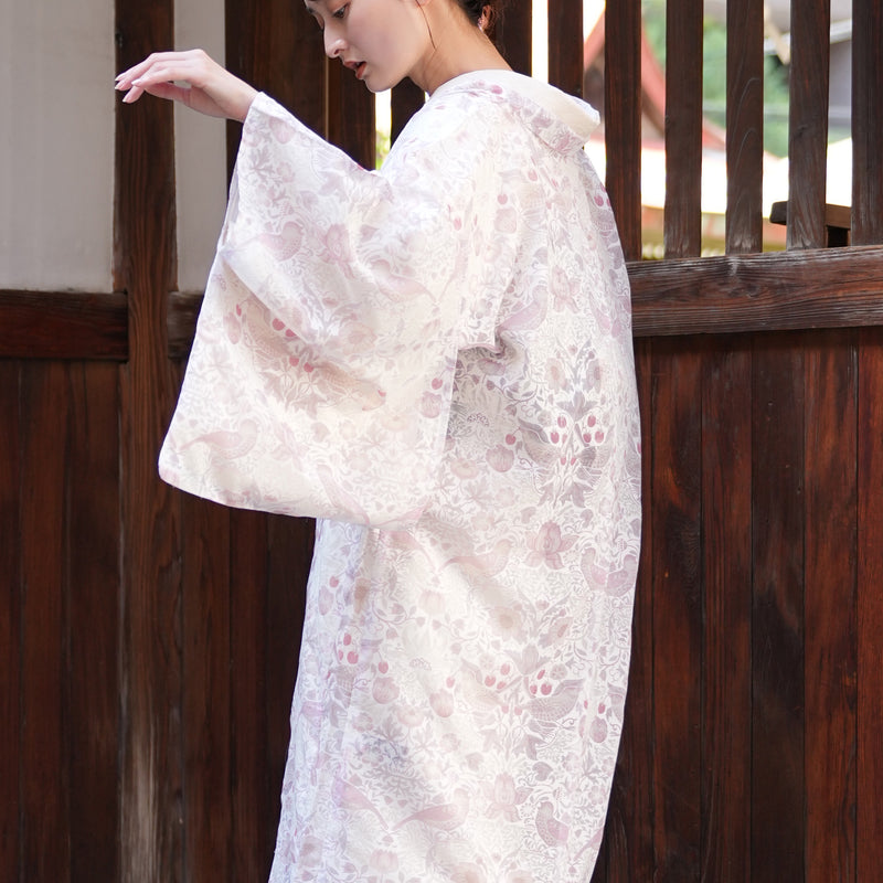 【薄羽織  Strawberry Thief(イチゴ泥棒) ローザ オパール加工】長羽織  国産生地 フリーサイズ  透け感 ピンク ベビーピンク ニコアンティーク Fabric by BEST OF MORRIS ベスト・オブ・モリス（5223613400）