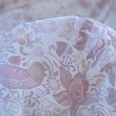 【薄羽織  Strawberry Thief(イチゴ泥棒) ローザ オパール加工】長羽織  国産生地 フリーサイズ  透け感 ピンク ベビーピンク ニコアンティーク Fabric by BEST OF MORRIS ベスト・オブ・モリス（5223613400）