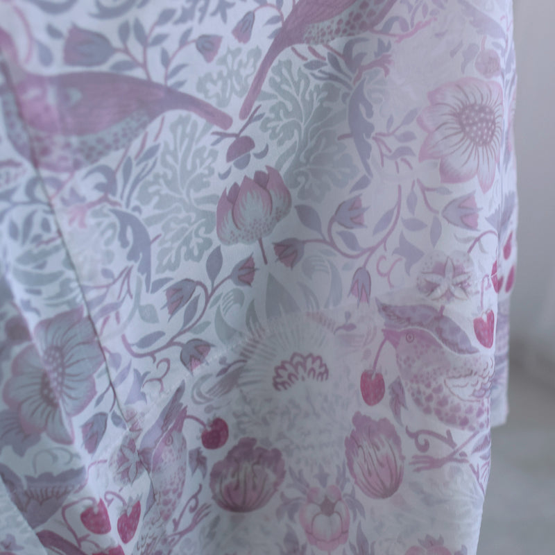 【薄羽織  ウィリアムモリス Strawberry Thief(イチゴ泥棒) ローザ　オパール加工】長羽織  国産生地 フリーサイズ  透け感 ピンク ベビーピンク ニコアンティーク（5223613400）