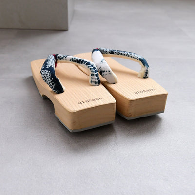 【高級桐下駄 utatane 角型右近 白木】単品 Sサイズ レディース 有松絞り鼻緒  国産 日本製 （5300607700）