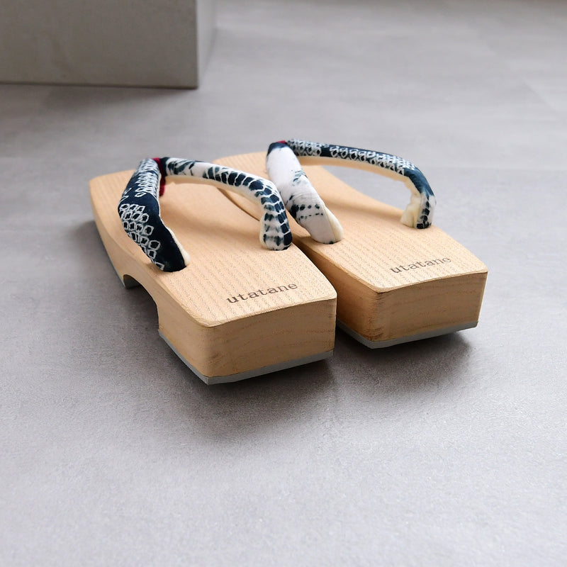 【高級桐下駄 utatane 角型右近 白木】単品 Sサイズ レディース 有松絞り鼻緒  国産 日本製 （5300607700）