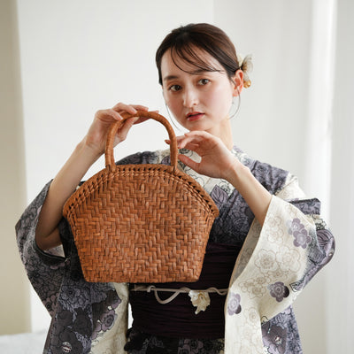 【山葡萄かごバッグ  網代編み 扇型 内布つき】ライトブラウン やまぶどう 天然素材 山葡萄 籠バッグ 職人の手編み ハンドメイド（5371605100）